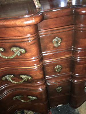 VINTAGE REPRODUCTION SOLID MAHOGANY SERPERTINE FRONT CHEST  c.1980s
